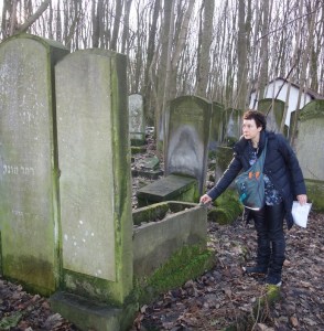 The grave of Mama from the story